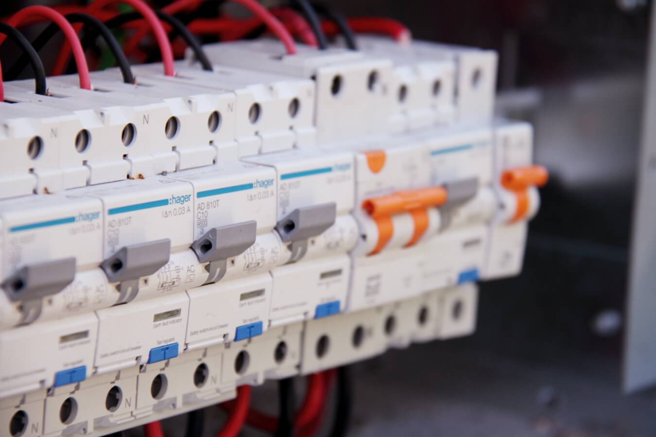 Electronic switch. Автоматы для электроприборов. Соединение автоматов Hager снизу. Маркировка на автомате 6с что это?. Свитч электрика.